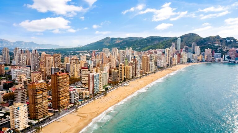 Plaża Benidorm: Levante czy Poniente? Wielkie Porównanie
